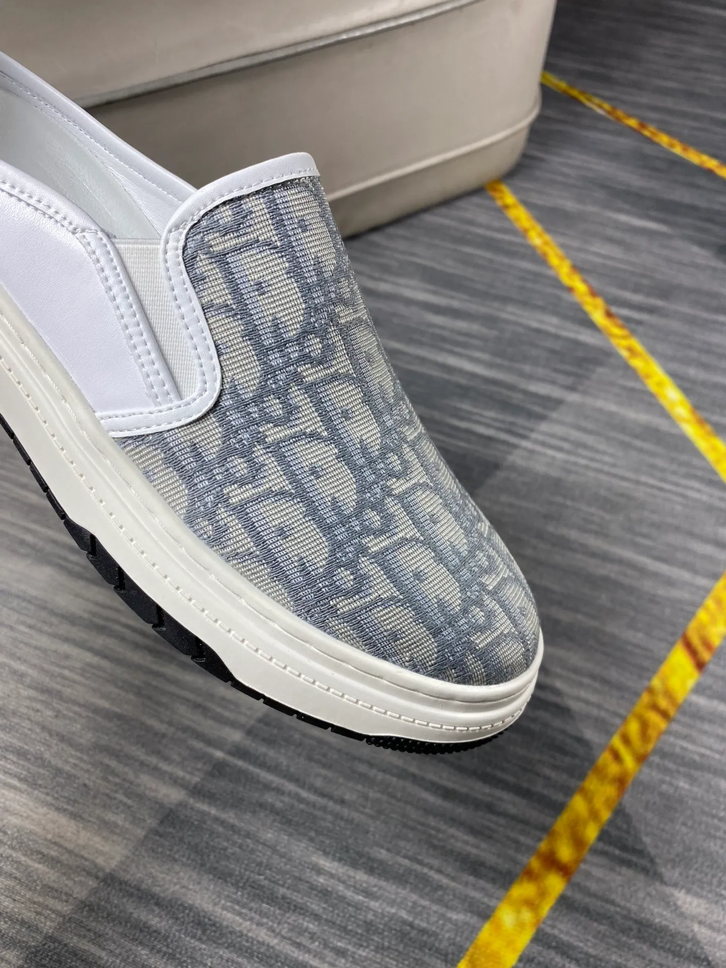 P380 Dior men's casual half-drag👞. Handsome and versatile low-top shoes, with exquisite branded jacquard fabric for the upper, sheepskin lining for the feet, 🌺🌺perfect shoe last, 🌲🌲fashionable and handsome, comfortable on the feet, 🚗🚗wear-resistant and non-slip rubber outsole. Code number: 38-44. 45 is custom-made and cannot be returned or exchanged